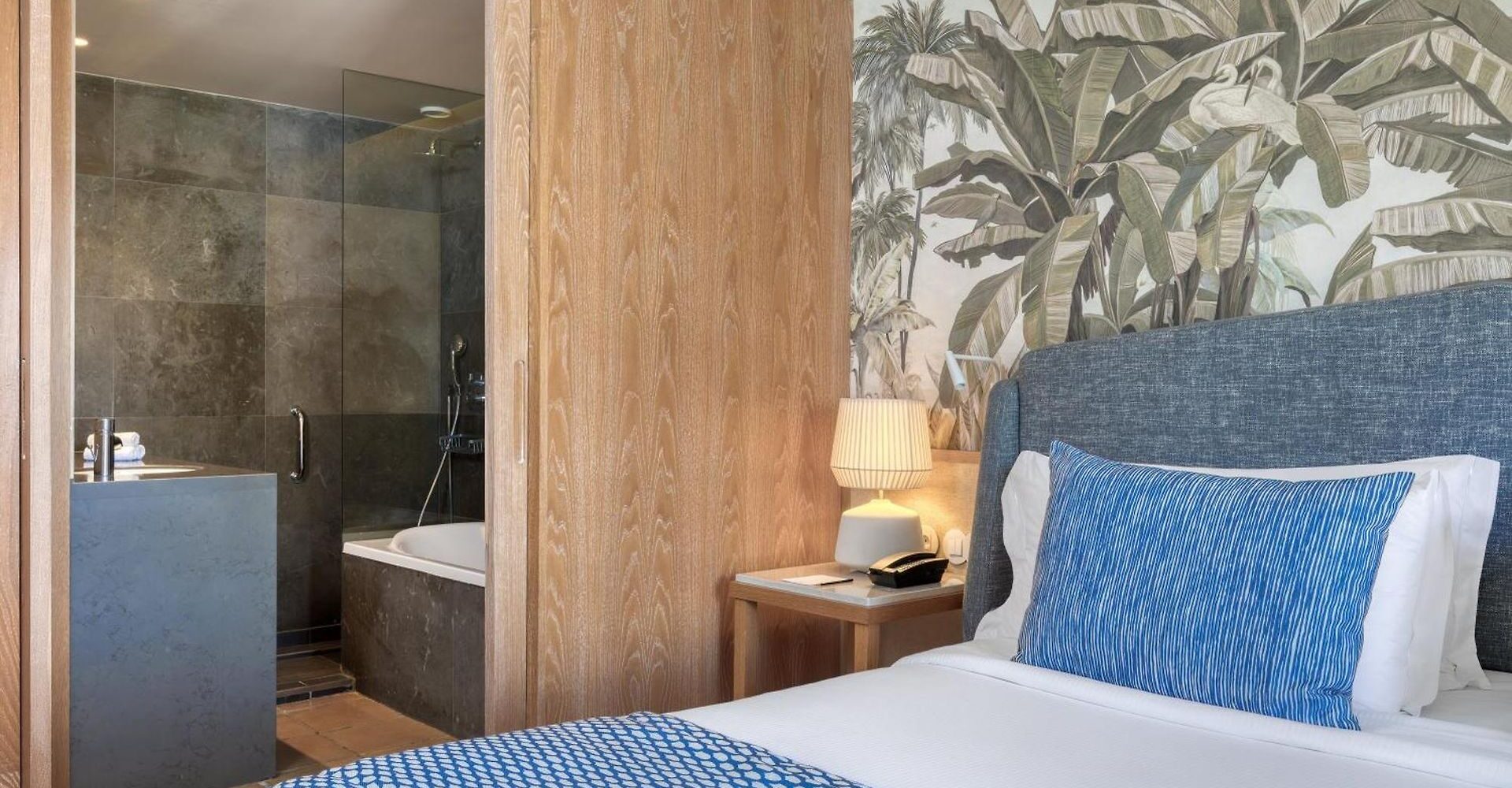DOMES LAKE ROOM 2